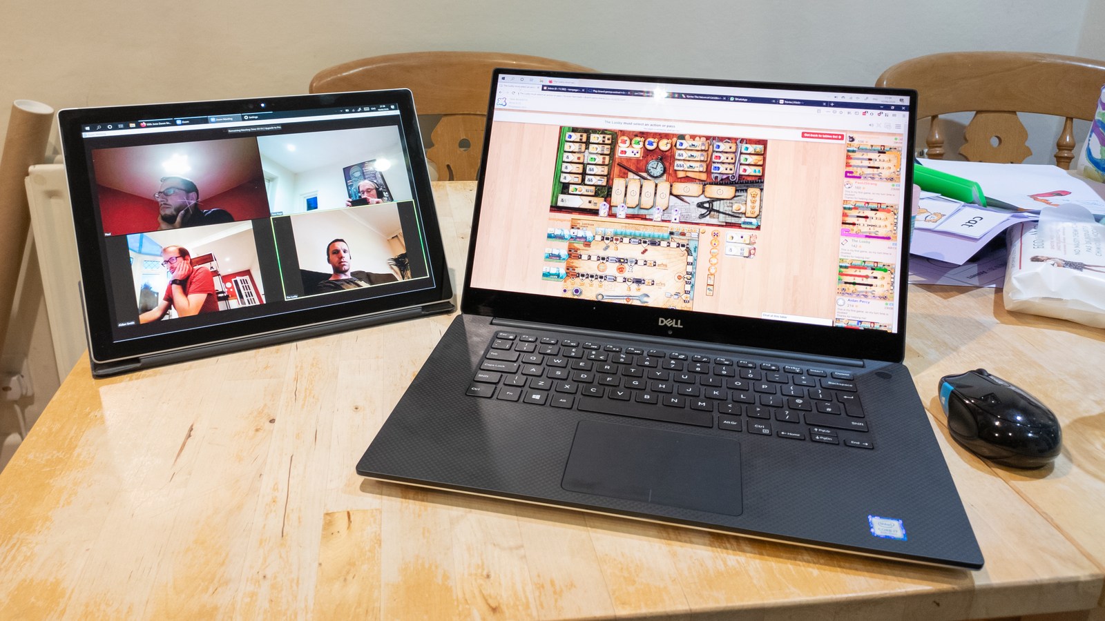 Notebooks com Windows em uma mesa de trabalho — o Defender vem ativo por padrão, e é justamente nele que a técnica se apoia