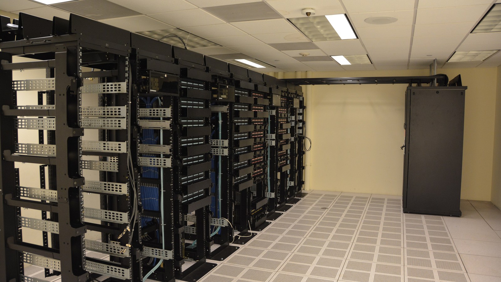 Corredor de servidores em data center — onde os dados de várias áreas se encontram para virar indicador