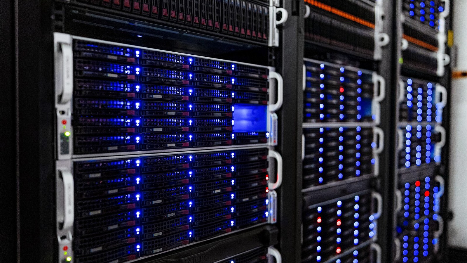 Racks de servidores em um datacenter — o tipo de infraestrutura que o Veeam protege com backup