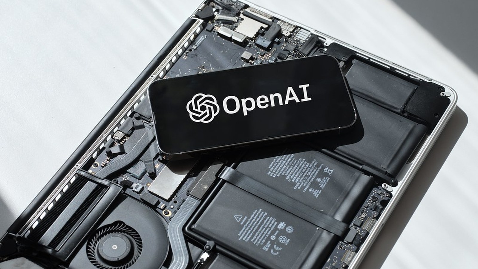 Logotipo da OpenAI na tela de um celular