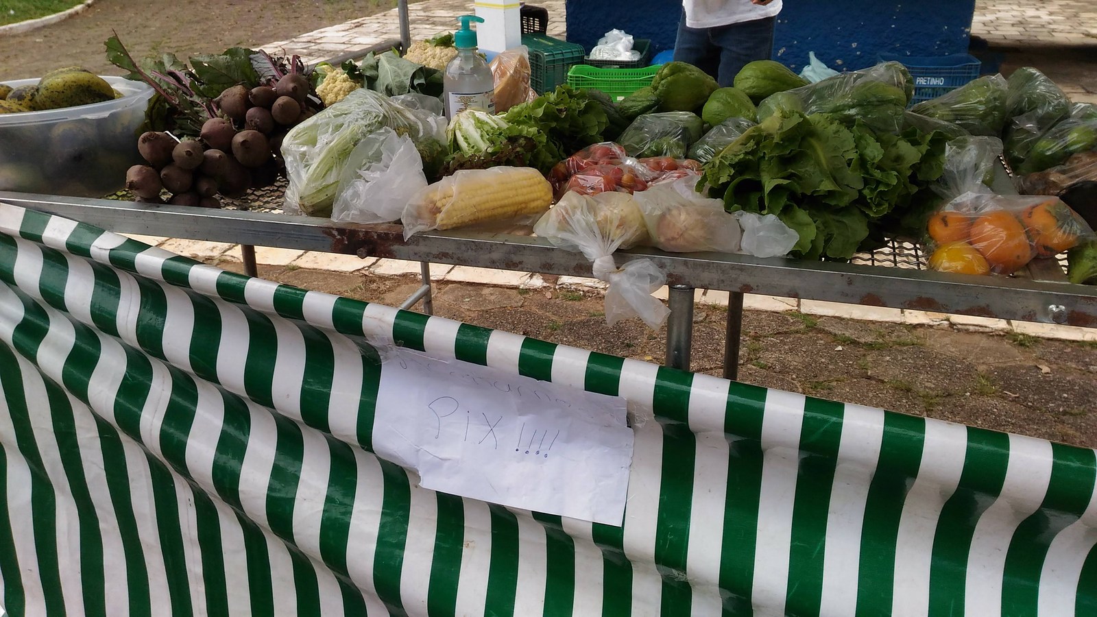 Feira de rua no Brasil com aviso de que aceita Pix, meio de pagamento visado pelas fraudes do grupo
