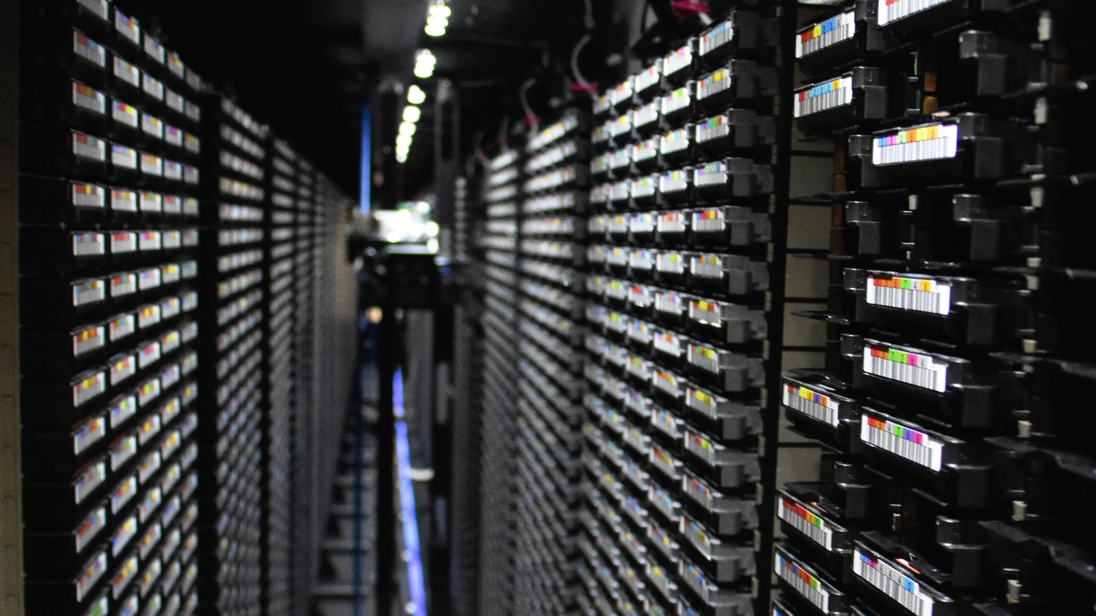 Corredor de racks em um data center — o tipo de ambiente onde o software de gestão de acessos costuma ficar instalado