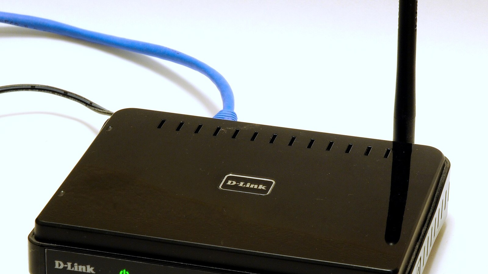 A falha no roteador que entrega a senha do Wi-Fi — e por que isso é problema do home office