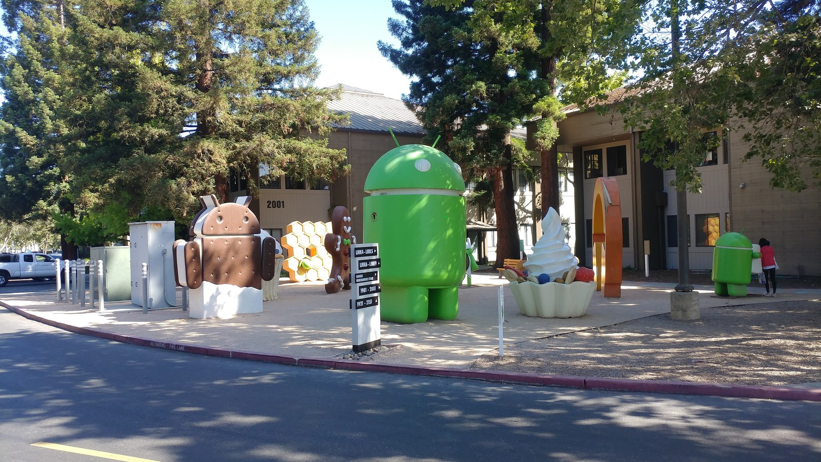 Esculturas das versões do Android no campus do Google, na Califórnia — o sistema é o alvo do RemControl