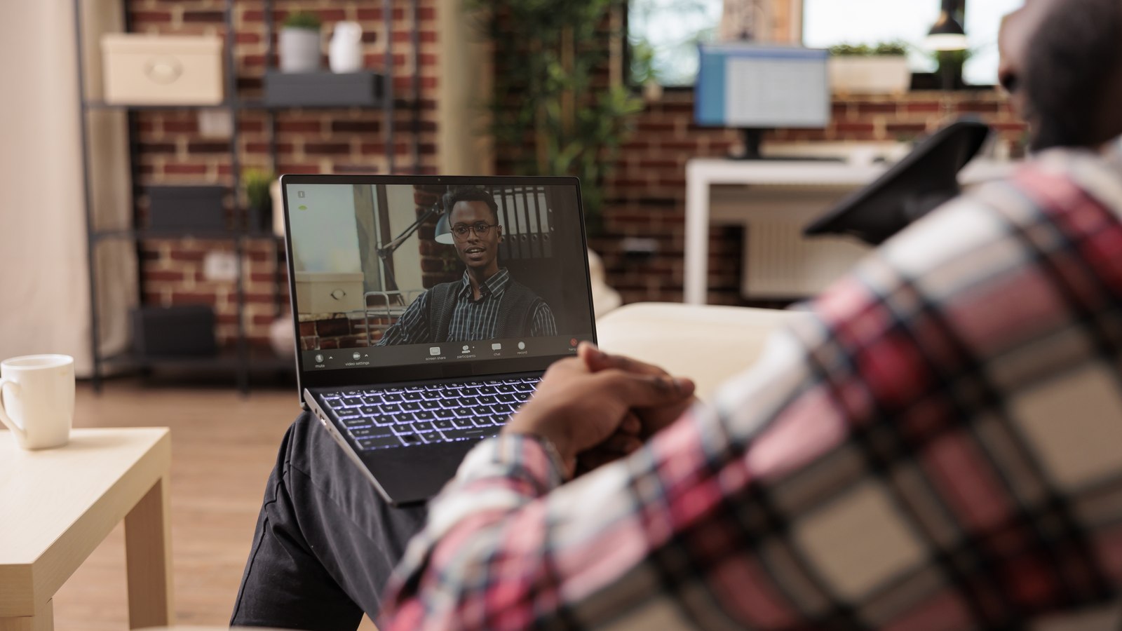 Como saber se a equipe trabalha em casa — sem virar o chefe que todo mundo detesta