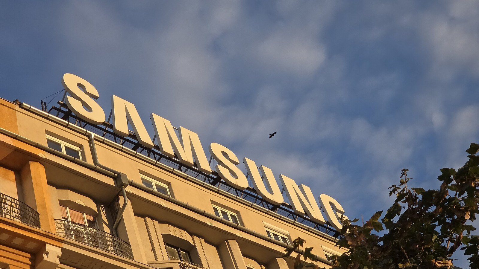 176 falhas num celular Samsung: o que isso ensina sobre os aparelhos que acessam seus dados