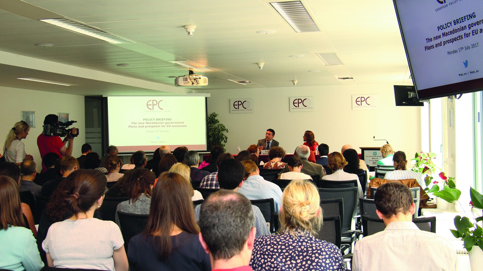 Plateia em evento de um think tank em Bruxelas — convites para encontros desse tipo foram usados como isca