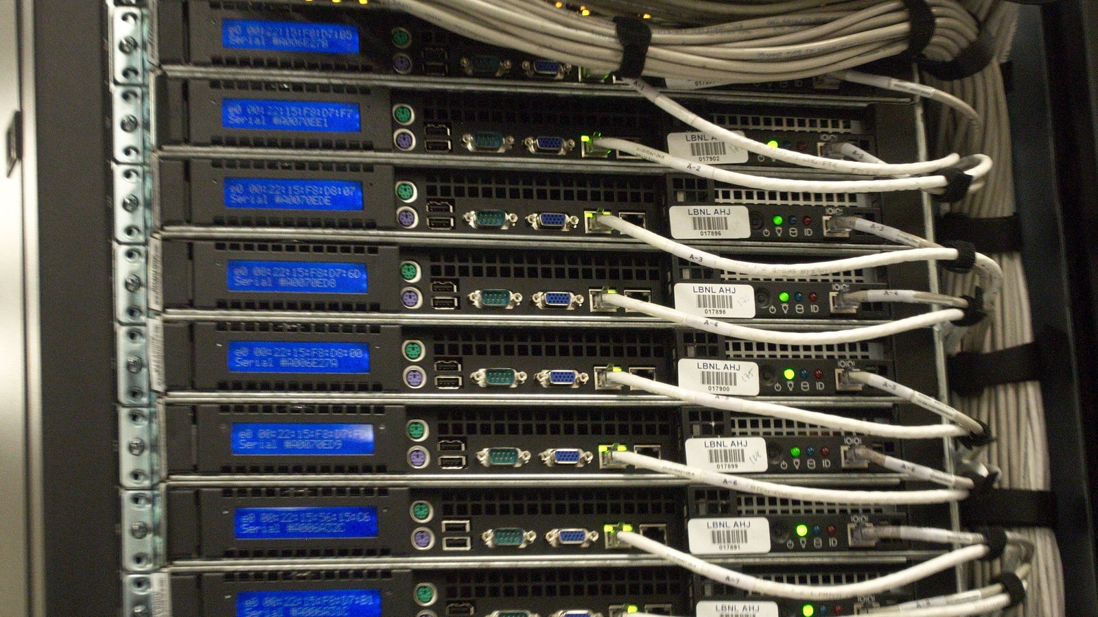 Parte traseira de um rack em data center — o NetScaler costuma ficar na borda da rede, entre a internet e os sistemas internos