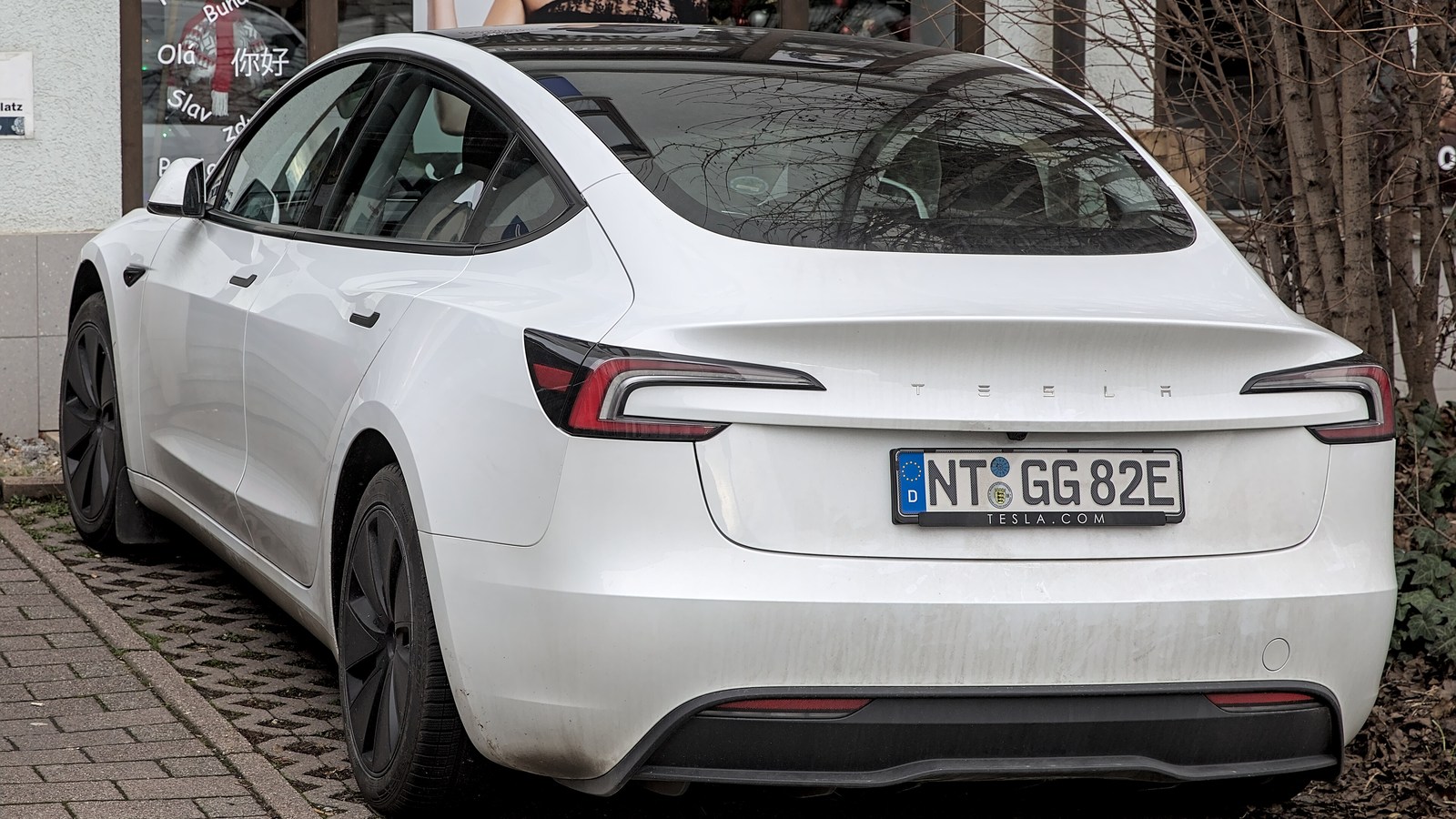 Tesla Model 3 visto de trás — o modelo foi o que mais contatou domínios de publicidade e rastreamento no teste
