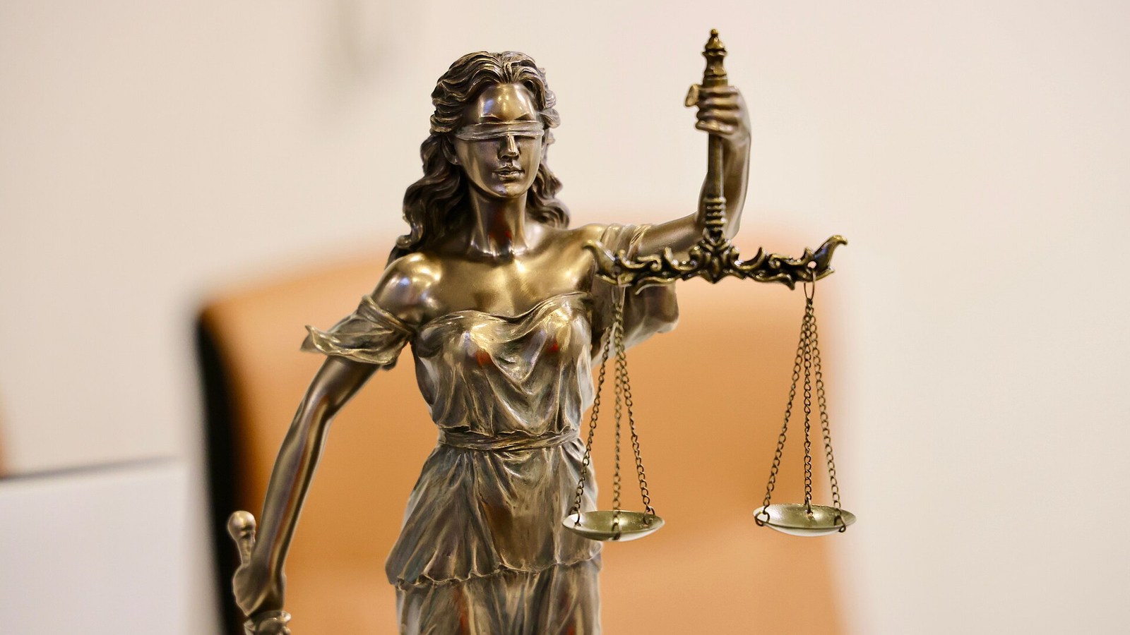 Estátua da dama da justiça segurando a balança — símbolo do direito à revisão e à explicação