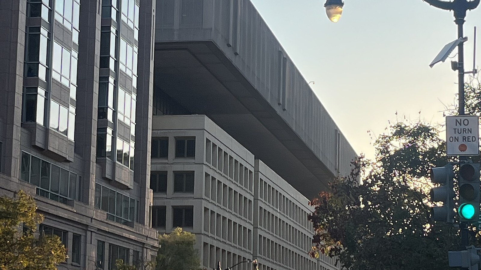Sede do FBI, o Edifício J. Edgar Hoover, em Washington, ao entardecer