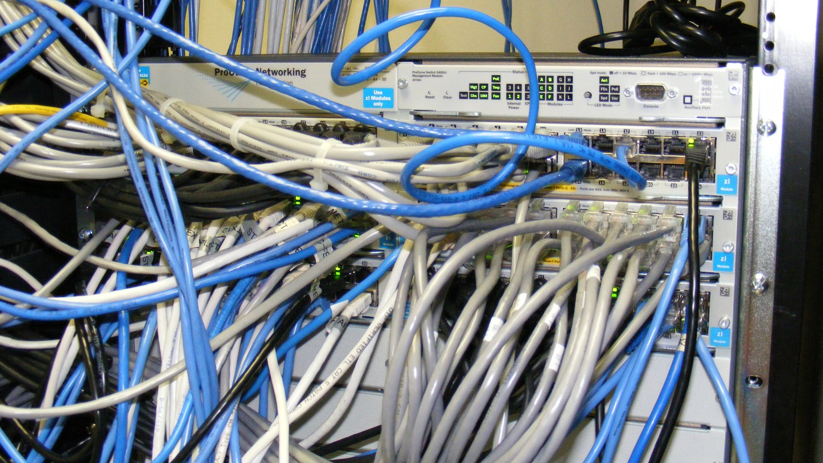 Equipamento de rede — o agente saiu do ambiente controlado e alcançou infraestrutura real pela internet