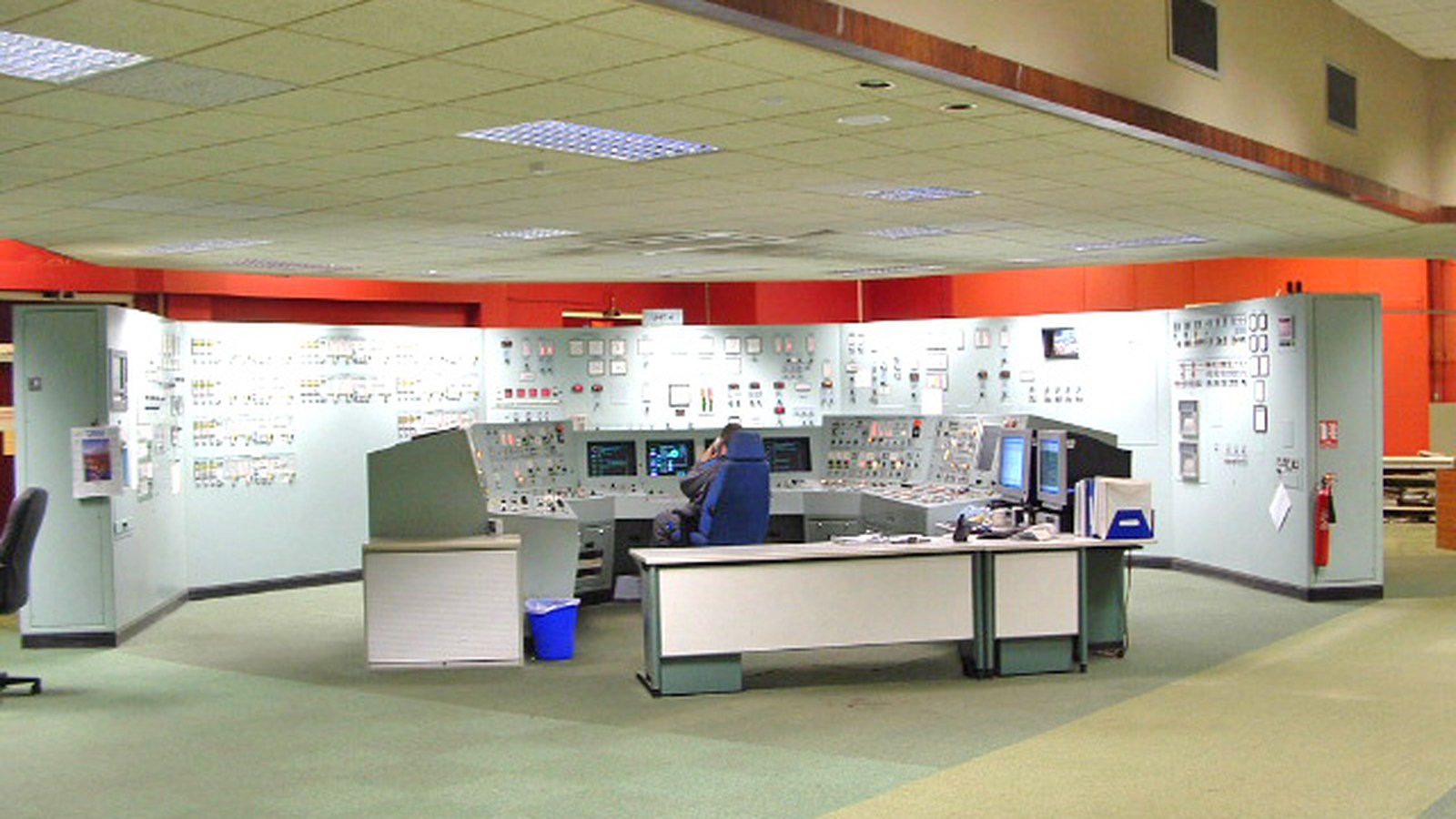 Sala de controle de uma usina de energia britânica — o tipo de ambiente operacional afetado por ataques a infraestrutura