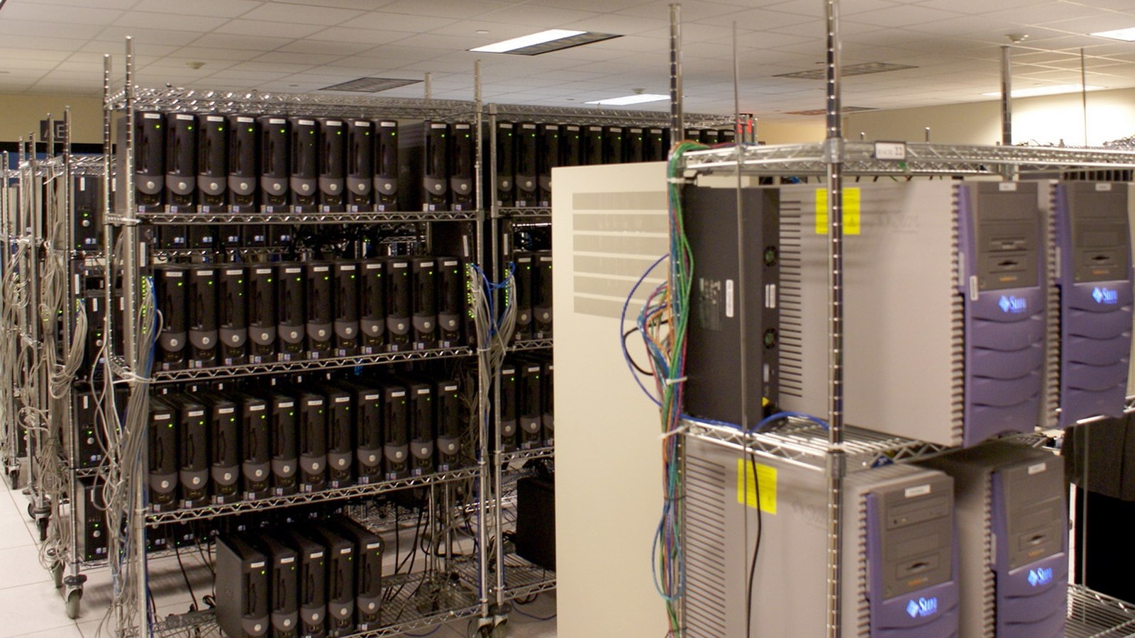 Racks de servidores em uma sala de dados — o alvo do CARBONATO são hosts Docker expostos à internet sem senha