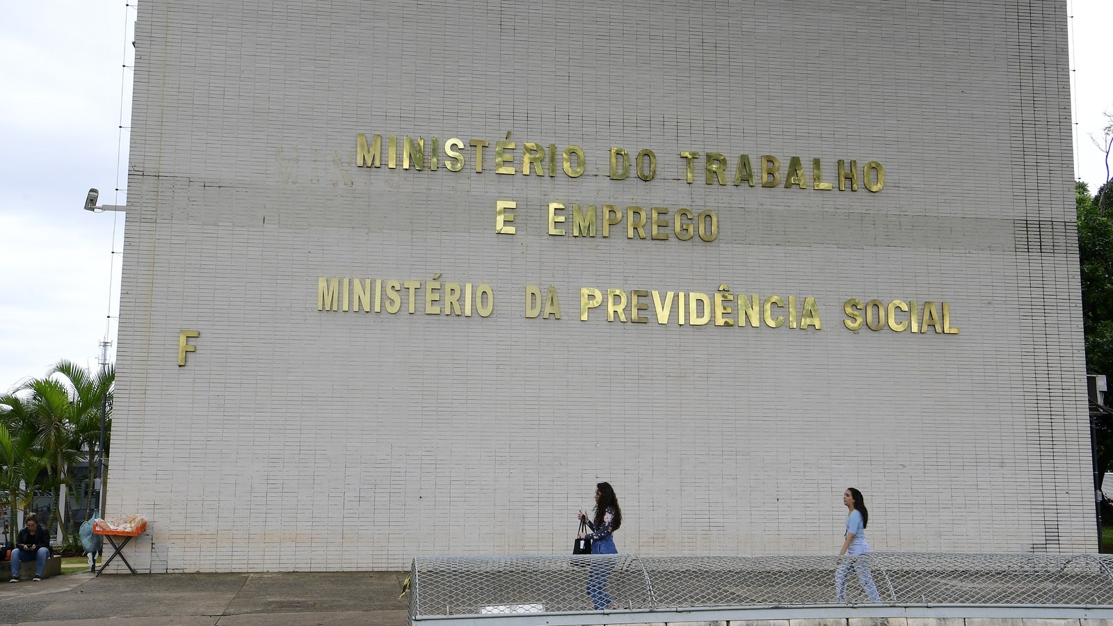 Fachada do Ministério do Trabalho e Emprego e do Ministério da Previdência Social, em Brasília — origem da NR-1 e dos números de afastamento
