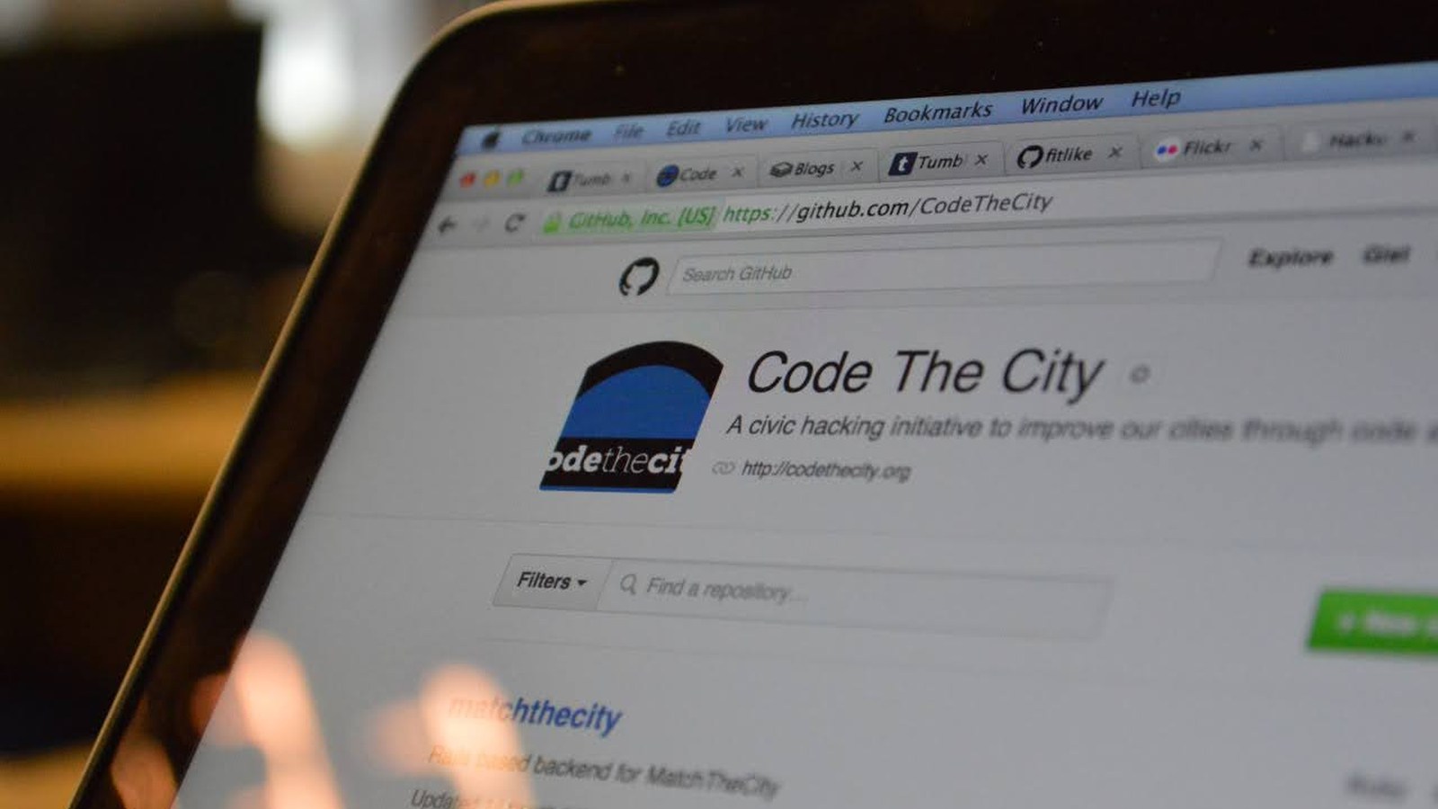 Tela de notebook aberta em um repositório de código no GitHub — o formato usado para entregar o falso teste técnico