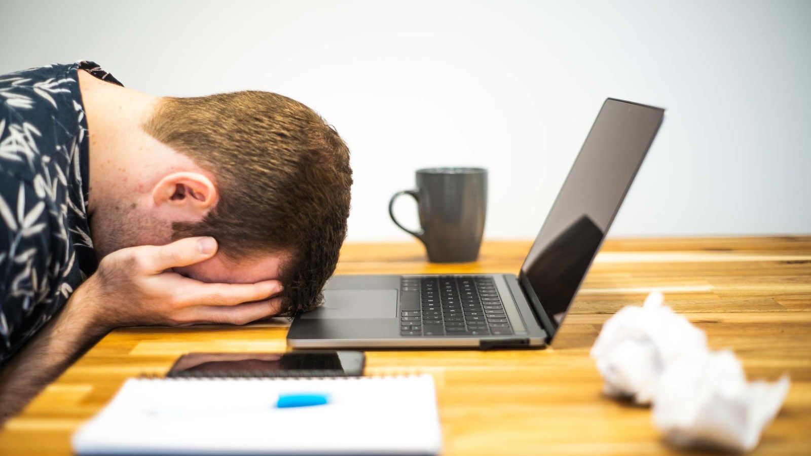 Burnout invisível: o que os dados de jornada mostram antes do afastamento