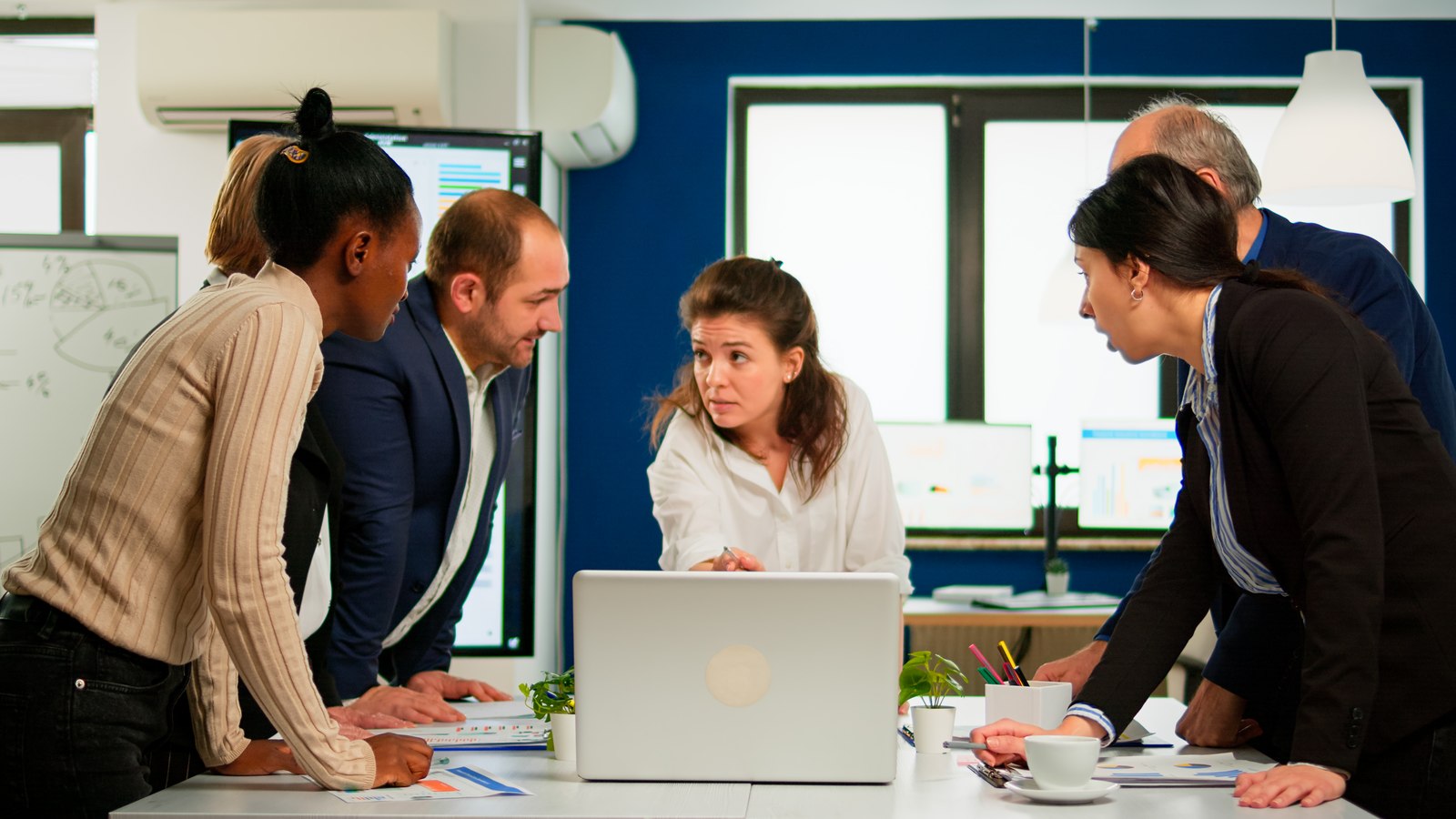 Como saber se a equipe trabalha em casa — sem virar o chefe que todo mundo detesta