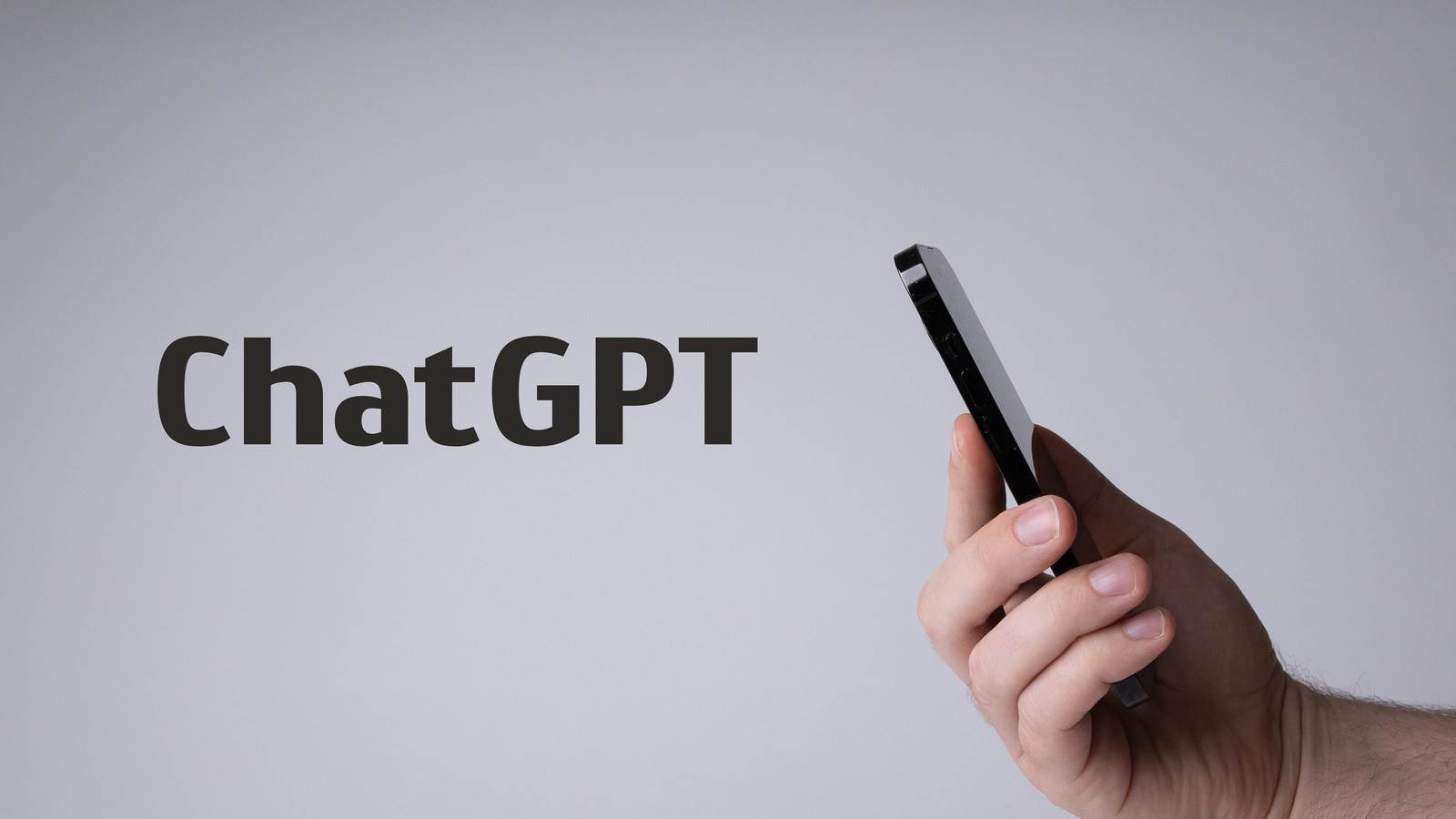 Celular diante do nome ChatGPT — o golpe usou a confiança no próprio site do serviço